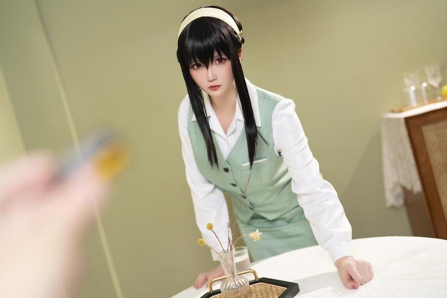 星之迟迟cosplay图：摄影师用专业镜头展现了她的美貌，妙不可言。